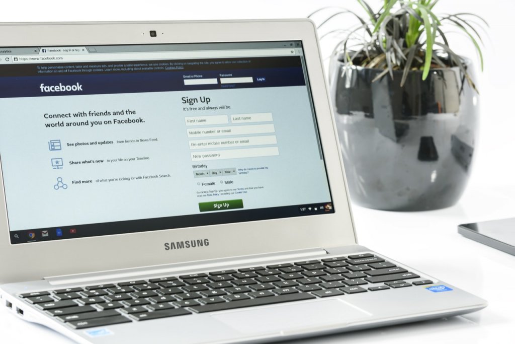 Una computadora con Facebook en la pantalla